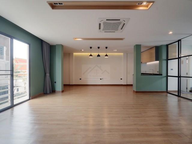 ขายโฮมออฟฟิศสไตล์โมเดิร์น 4ชั้น DISTRICT ดิสทริค เอกมัย-รามอินทรา (รามอินทรา 40) ชุดเฟอร์ ระบบแอร์, ระบบ LAN และ Wi-Fi พ 6