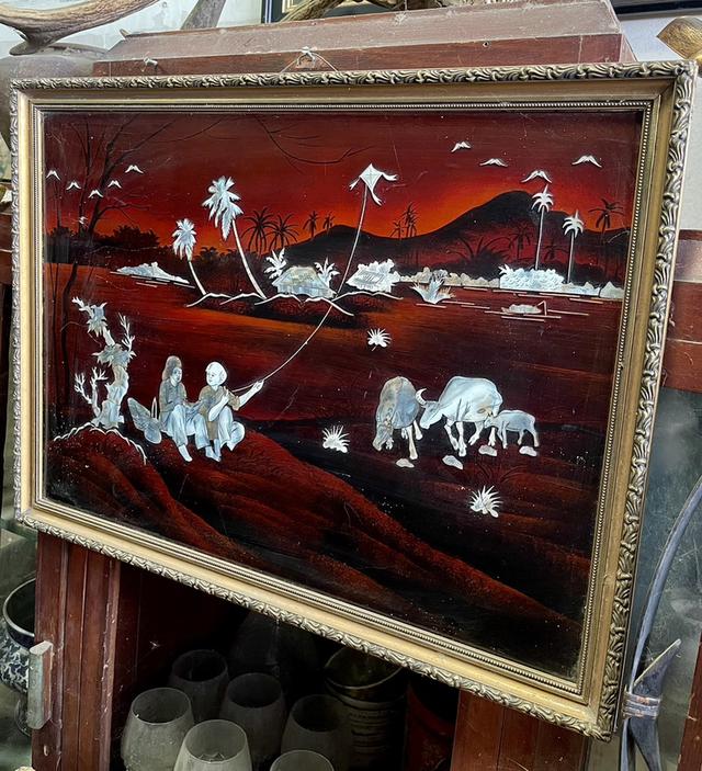 ภาพศิลปะประดับมุก ภาพวิถีชีวิตชาวบ้านในชนบท งานประดับมุกในกรอบไม้สีทอง