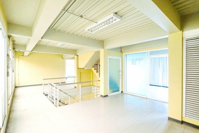 ตลาดไอยรา 600ม. โชว์รูม อาคารให้เช่า มีลิฟต์ ชั้น1-3 ใกล้แม็คโคร คลองหลวง 400ม. 3 นอน 5 น้ำ ใกล้แม็คโคร อาคาร 4 ชั้น ตลา 3