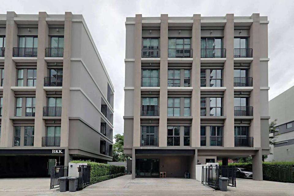 ขายอาคารสำนักงาน 5 ชั้น | Headquarters เอกมัย–ลาดพร้าว Built-in ระดับพรีเมียม พร้อมใช้งานทันที • พื้นที่ใช้สอยรวมประมาณ **479 ตร.ม.** 1