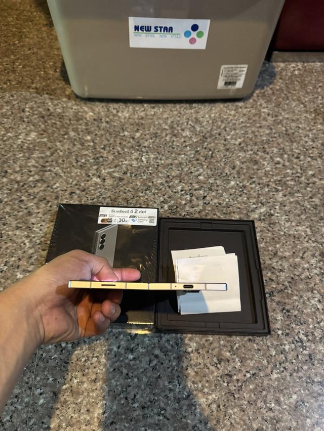 ขายๆๆๆถูกSamsungFold6สีใหม่หายากมากSilver Shadow 512กิ๊กยกกล่องอีมี่ตรงอุปกรยังไม่แกะใช้ใบเสร็จอยู่ครบๆ ( มือ1 ราคา เกือบ 65000 บาทเลย ) สูนTrueสภาพสว รูปที่ 4