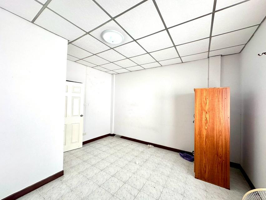 ทาวน์เฮ้าส์ 2 ชั้น 17 ตร.ว. สภาพดีพร้อมเข้าอยู่ หมู่บ้านเทพมงคล ปทุมธานี ใกล้เมืองทองธานี ซอยเทคโนแหลมทอง ถนนกรุงเทพ-ปทุมธานี เมืองปทุมธานี 10