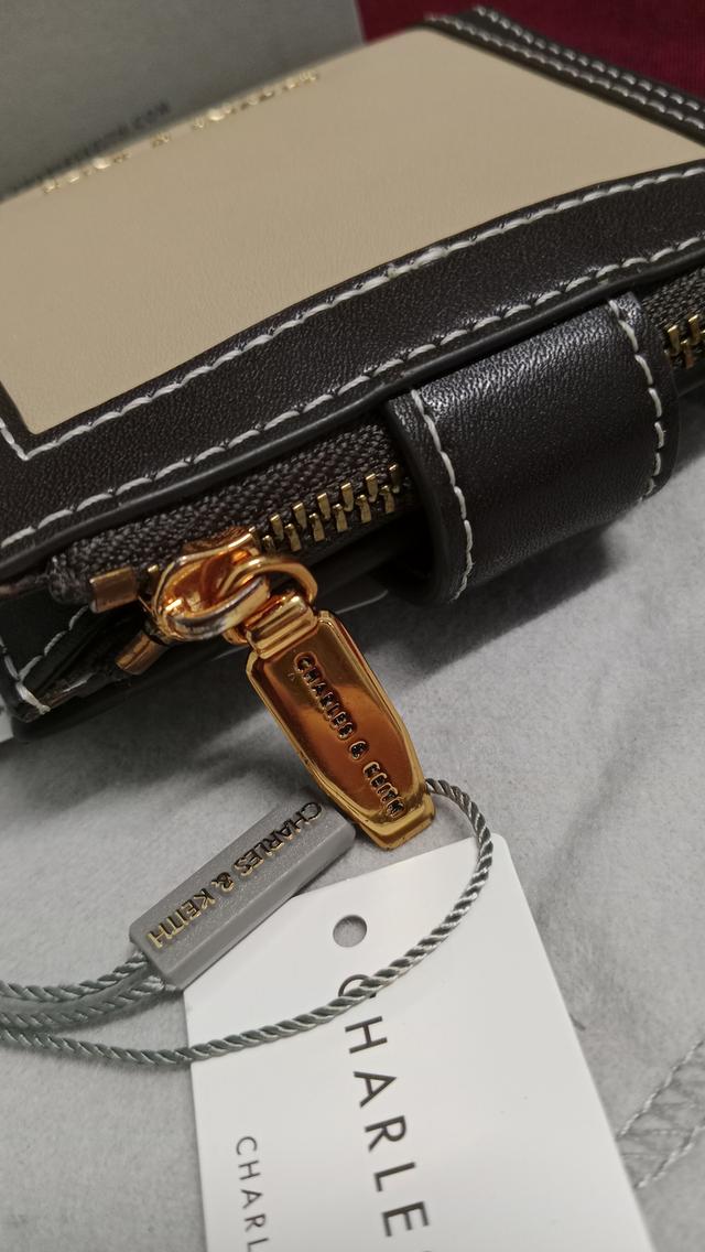 กระเป๋าสตางค์ CHARlES KEITH 10