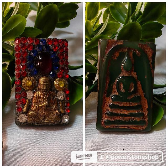 พระสมเด็จเนื้อเขียวหยก ปิดทองโบราณ ด้านหลังสมเด็จโตพรหมรังสี ฝังพลอยแดงเม็ดใหญ่และคริสตัลมงคลรอบองค์