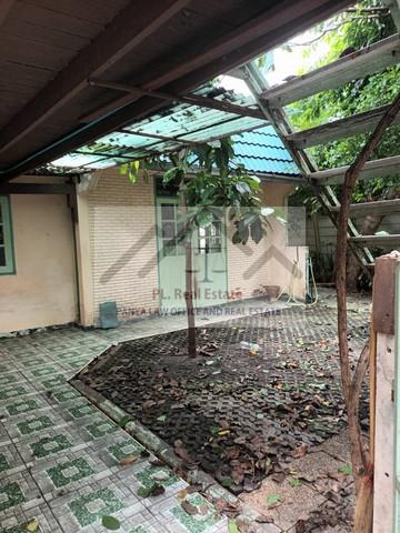 ขายที่ดินแปลงมุม 74 ตารางวาพร้อมสิ่งปลูกสร้างย่านเสรีไทย81 สวนสยามทาวน์เฮ้าส์ชั้นเดียว 2 หลัง มี 2 โฉนดแบ่งขายได้ 42 ตร.ว. และ 32 ตร.ว. 8