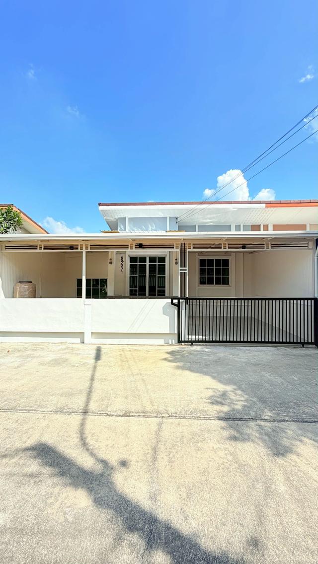 ชายบ้าน หมู่บ้านปิ่นฤทัย ซ.25 1