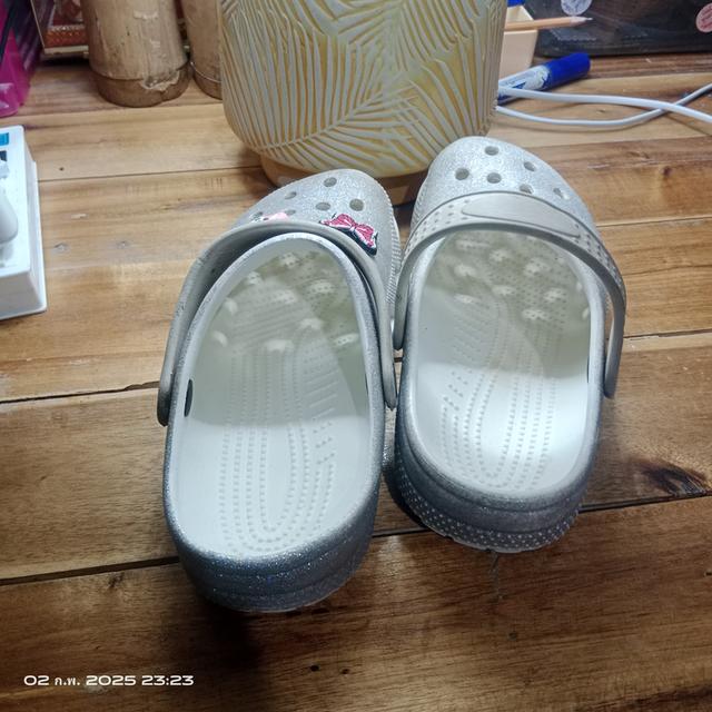 รองเท้า CROCS มือ2 แท้ 100% สีเงินกากเพชร ขนาด M5 หรือ เบอร์ 38 ยาว23-23.5ซม. สภาพเกิน80% ราคา359฿ ค่าส่ง39฿ สอบถามข้อมูลเพิ่มเติม Line : @992pqepo 2