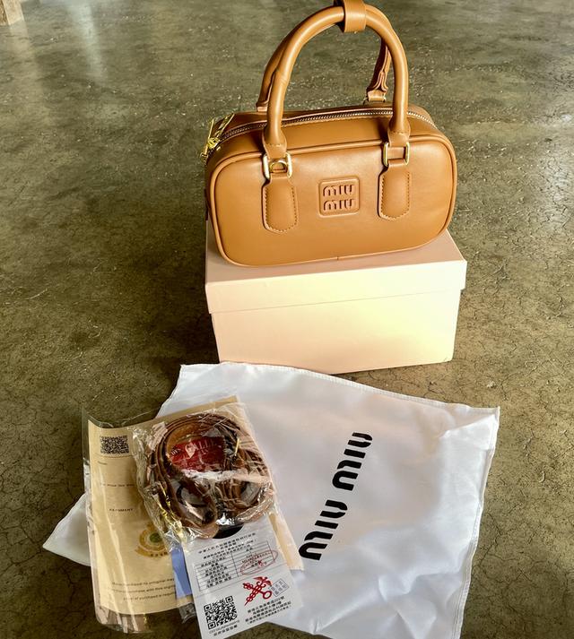 Miu Miu Arcadie Leather Bag มีอุปกรณ์ครบค่าาาา ไม่มีการใช้งานค่ะ แกะดูของอย่างเดียว ของจริงน่ารักเวอร์ๆๆ