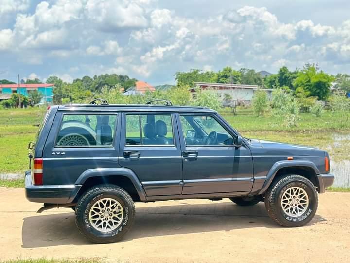 Jeep Cherokee XJ สวยๆ 4