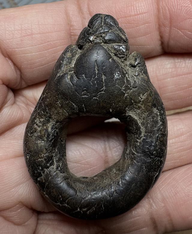 เครื่องรางของขลัง แหวนพระปิดตา เนื้อผงคลุกรักเก่า ไม่ทราบที่ 2