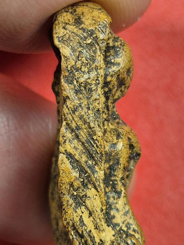 พระเครื่อง ผงสุพรรณ พิมพ์หน้าหนุ่ม รูปที่ 3