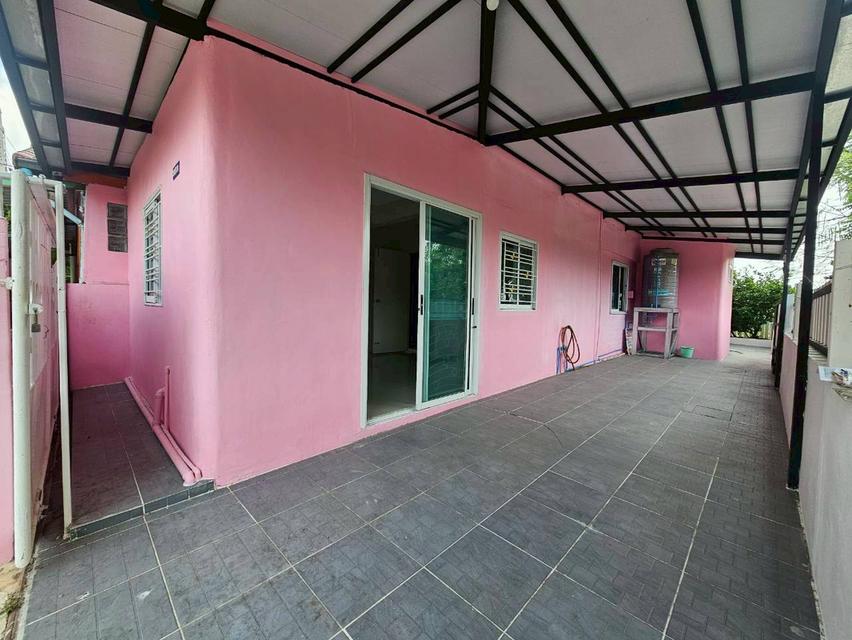 บ้านแฝดในอยุธยา ติดถนนสายเอเชีย เนื้อที่ 28.5 ตรว.  3 ห้องนอน  2 ห้องน้ำ 1 ห้องครัว 2 ที่จอด 4