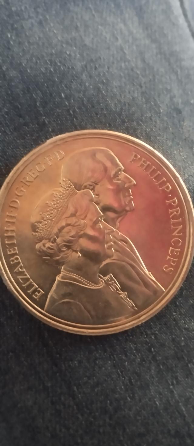 เหรียญในภาพคือเหรียญกษาปณ์ที่ระลึก 5 ปอนด์ของสหราชอาณาจักร (United Kingdom £5 commemorative coin) ที่ออกในปี 1997 เพื่อเฉลิมฉลองครบรอบ 50 ปีวันอภิเษกส รูปที่ 4