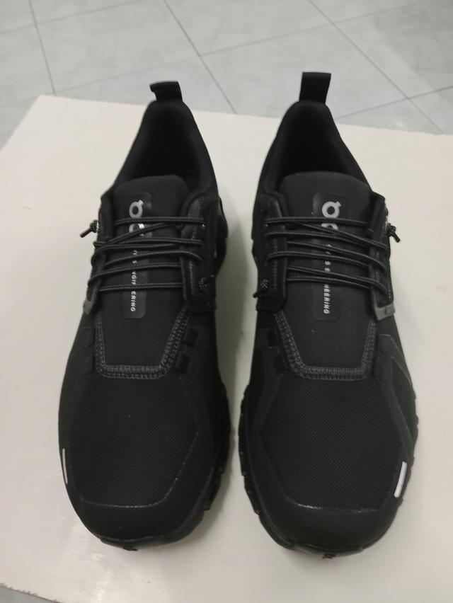 รองเท้า on cloud 5 waterproof ใหม่มือ1 ไซสึ 10.5us. 44.5/28.5