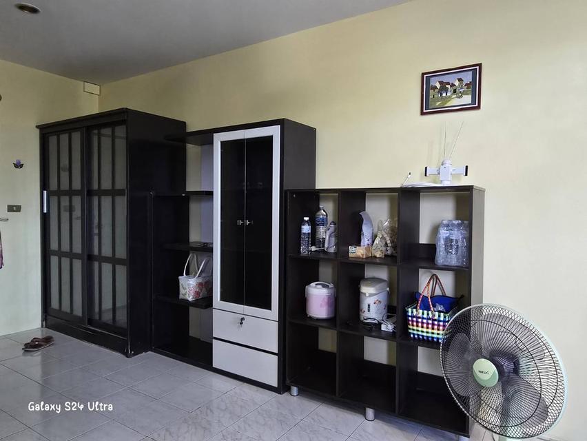 ค่าเช่าเดือนละ 5,500 รวมส่วนกลางแล้ว ค่าไฟจ่ายตามจริง สัญญา 1 ปี จ่าย 10,500 เข้าอยู่ได้เลย เฟอร์นิเจอร์ครบ ทีวี ตู้เย็น เครื่องซักผ้า ตู้เสื้อผ้า ห้อ 3