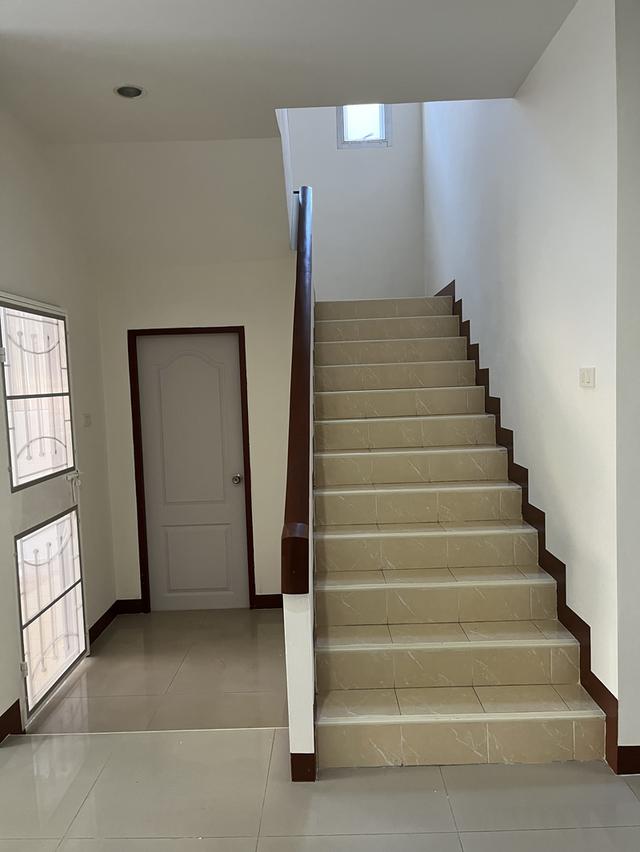 บ้านเดี่ยว 2 ชั้น 35 ตรารางวา 3 ห้องนอน 2 ห้องน้ำ ห้องเคาเตอร์ครัว โต๊ะกินข้าว โซฟา แอร์ เหล็กดัดและมุ้งลวด หมู่บ้านติดถนนแพรกษา หน้าหมู่บ้านมีเซ่เว่น 9