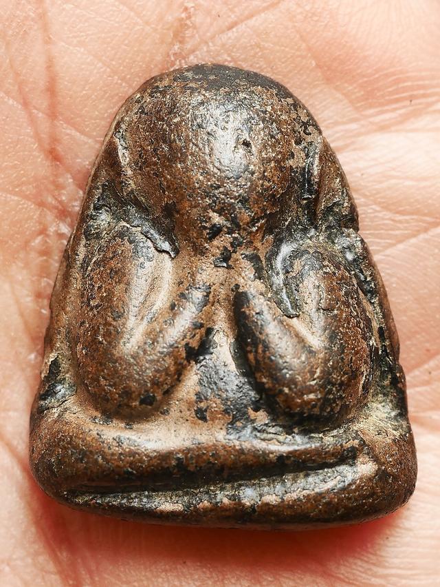 พระปิดตาหลังแบบ หลวงพาอแก้ว วัดเครือวัลย์ พิมพ์กลาง ขนาด 2.0x2.5 ซม. หายากมาก รูปที่ 7