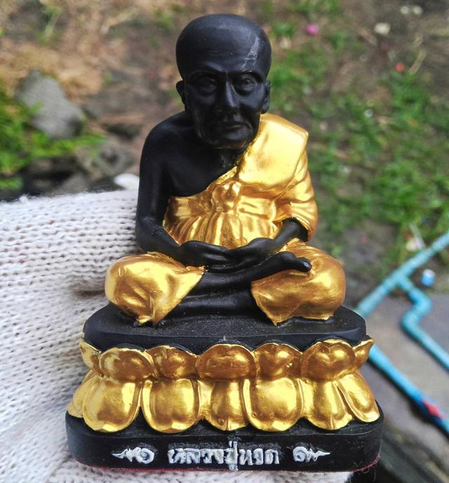พระบูชาหลวงปู่ทวด เนื้อเรซิ่นทาทอง ขนาดหน้าตัก 3นิ้ว เหมาะสำหรับ ตั้งบูชาหน้ารถ หรือหิ้งพระ