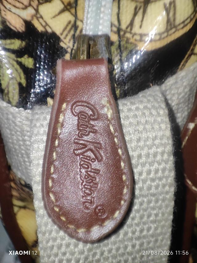 กระเป๋าสะพาย ทรง Crossbody ลายนาฬิกาและดอกกุหลาบวินเทจ มีช่องซิปใช้งานได้หลายช่อง วัสดุผ้าเคลือบเงา (PVC/Oilcloth) ทำความสะอาดง่าย สถาพกระเป๋าใหม่ รูปที่ 9