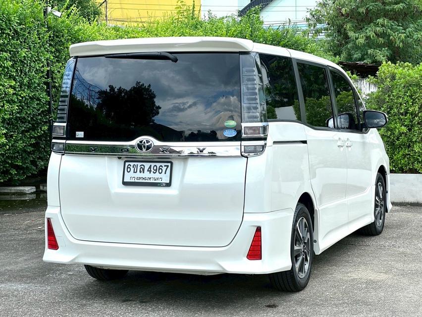 TOYOTA VOXY 2.0 ZS MPV  5