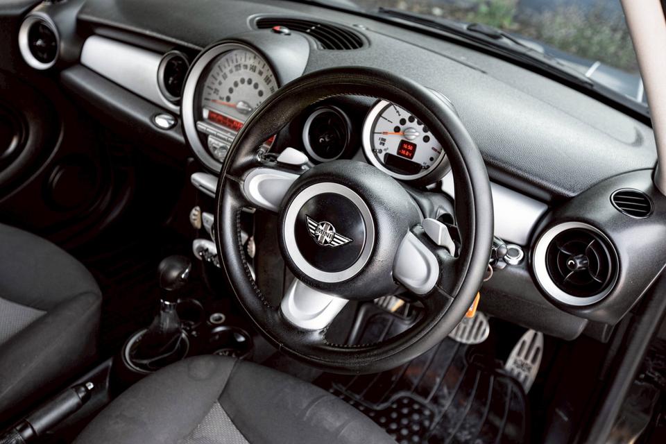 Mini One Cooper RHD ปี 2010 สีดำ รถสวยสภาพดี รูปที่ 11