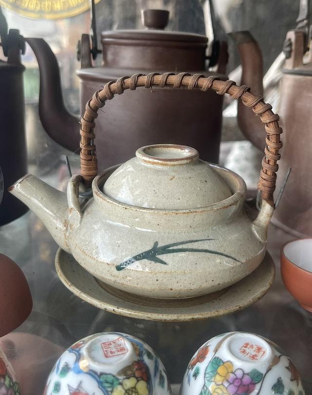 กาน้ำชาญี่ปุ่น ลายดอกหญ้า น้ำเคลือบสีขาวมันปู ไซต์กลาง David Leach กาน้ำชาโบราณ