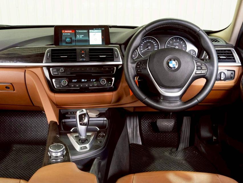 BMW Series 3 330e Luxury 2016 จด 2017 14