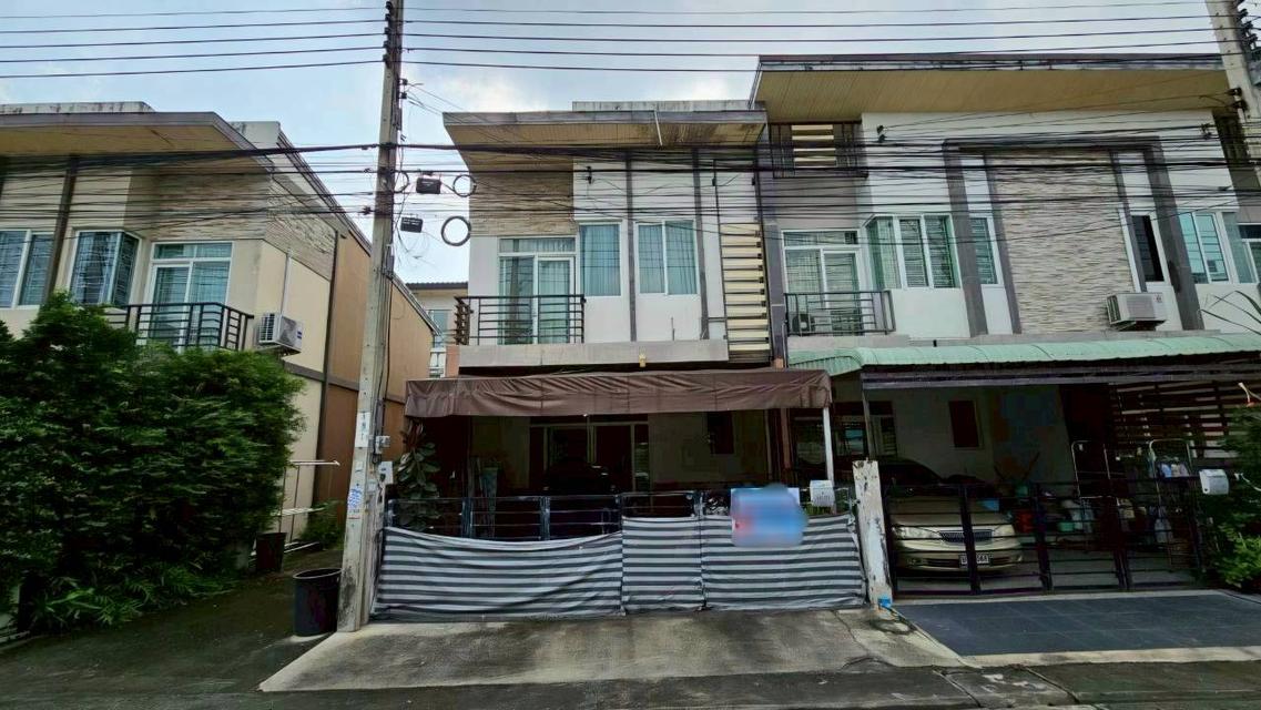 ขายด่วนทาวน์โฮม 2ชั้น 21 ตรว.  หลังมุม 3 นอน 3 น้ำ  หมู่บ้าน กัสโต้ ทาวน์โฮมรามคำแหง  หลังมุม ติดถนนเมน ต้นโครงการ 1