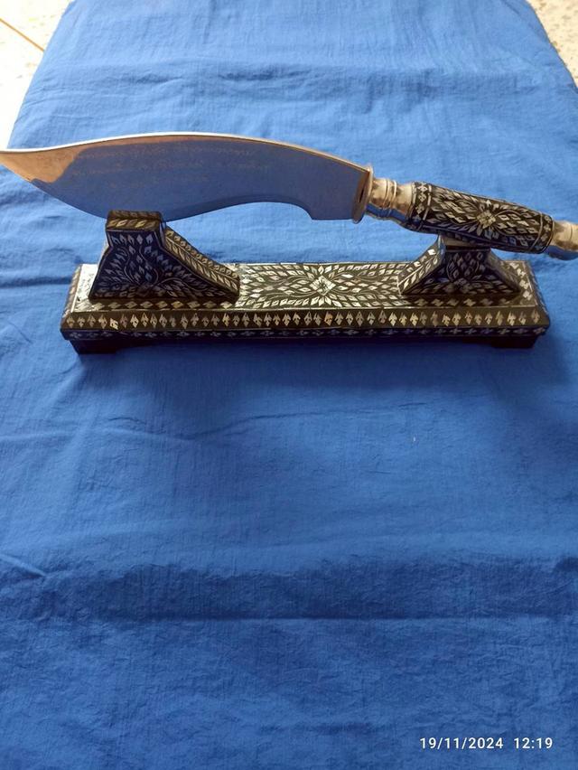 มีดฝังมุกพร้อมแท่นวางฝังมุกความยาว 39 เซนติเมตรหรือ 15.35 นิ้ว ฝังมุกลวดลายสวยงาม ตัวมีดเป็นสแตนเลสแท้ รูปที่ 7