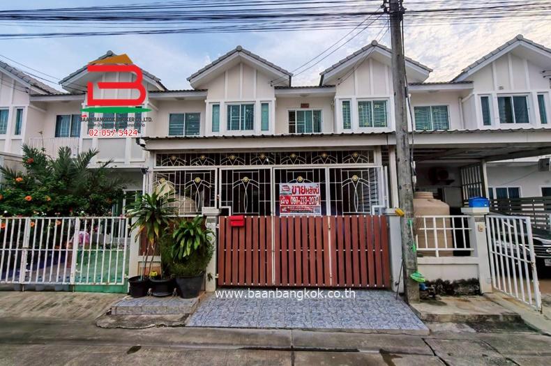 ทาวน์เฮาส์ หมู่บ้าน อยู่เจริญ 5 (รังสิต-นครนายก 74) ติดถนนไสวประชาราษฎร์ เนื้อที่ 21.6 ตารางวา ใกล้ตลาดกลางลาดสวาย ตำบลลาดสวาย อำเภอลำลูกกา จังหวัดปทุ 1