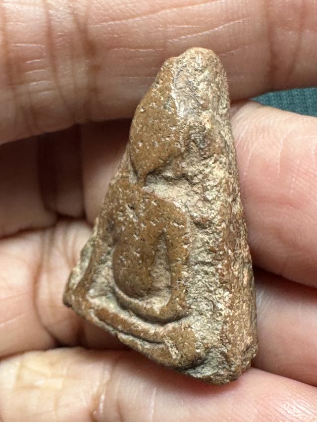 พระนางพญาพิมพ์เข่าโค้งพระผ่านการใช้ เนื้อแห้งแต่นุ่มมีธรรมชาติความเก่า รูปที่ 4