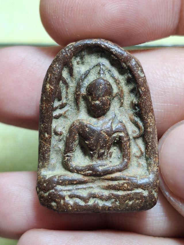 พระซุ้มกอ พิมพ์ใหญ่มีลายกนก