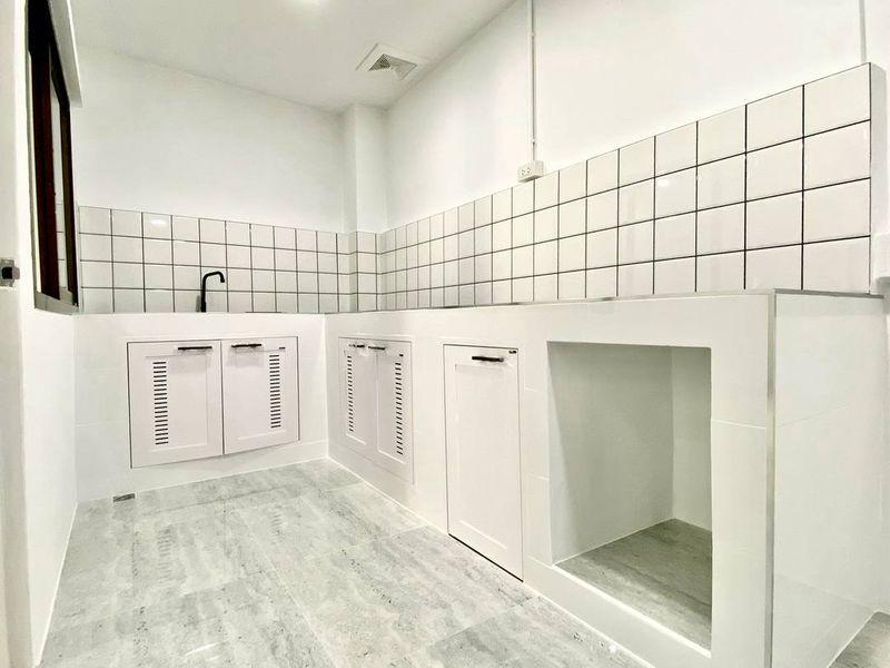 หมู่บ้านหงส์ประยูร3  แยกบางพลู ทาวน์เฮาส์ 2 ชั้น ตกแต่งใหม่พร้อมอยู่  มีระเบียงด้านหน้าใกล้ถนนรัตนาธิเบศร์   โครงการมี ระบบรักษาความปลอดภัย 9