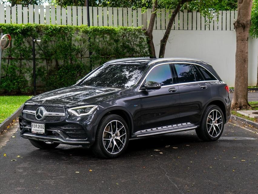 Mercedes-Benz GLC300e AMG ปี 2021 ไมล์น้อย 35,000 กม. Warranty ยังเหลือถึง 23122026 รถมือเดียว ประวัติครบเข้าศูนย์ benz ตลอด option เต็มสุด