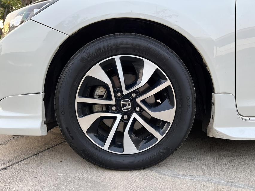 Honda Civic FB 1.8ES AT ปี2015 รถมือเดียวสภาพเดิมๆ 9