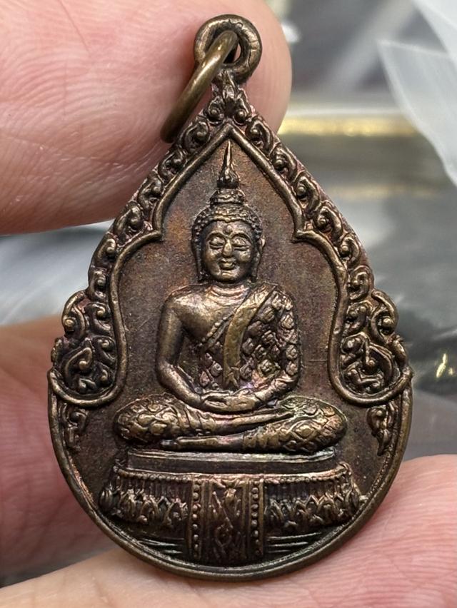 เหรียญ พระแก้วมรกต หลัง พระเจ้าตากสิน ที่ระลึกฉลองสมโภชกรุงรัตนโกสินทร์ ๒๐๐ ปี กรุงเทพฯ พ.ศ.๒๕๒๕ สวยครับ