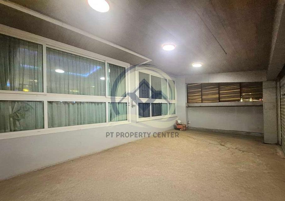 โครงการรัชดานิเวศน์ ซอยประชาราษฎร์บำเพ็ญ 24 ถนนรัชดาภิเษก บ้านเดี่ยว 2 ชั้น สร้างเองสไตล์โมเดริน์ พร้อมสระว่ายน้ำส่วนตัว อยู่ใจกลางเมือง เดินทางง่าย ใ 6