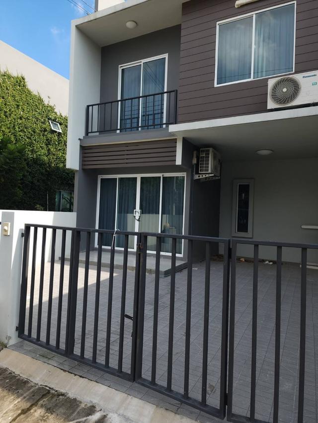 หมู่บ้าน เดอะคัลเลอร์วงแหวน รามอินทรา2 ซ.สุเหร่าคลองหนึ่ง 15 บางชัน คลองสามวา กทม. ขนาด 25.90\ตารางวา 3นอน 2ห้องน้ำ เตียง +แอร์ 2ห้องนอน พร้อมต่อเติ 4