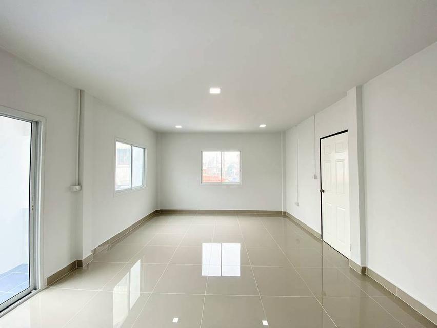 หมู่บ้านลภาวัน1  แยกบางพลู ทาวน์เฮาส์ 2 ชั้น หลังริม ตกแต่งใหม่พร้อมอยู่ ทำเลดี ใกล้ถนนรัตนาธิเบศร์  มีระเบียงด้านหน้ากว้าง 13