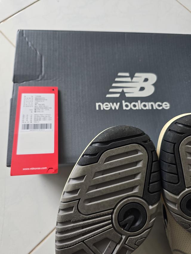 รองเท้า NB 550 สีเทาดำ ไซต์ 245  6