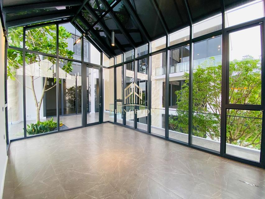 VIVE New Krungthep Kreetha Luxury 3-Storey Modern Home 11