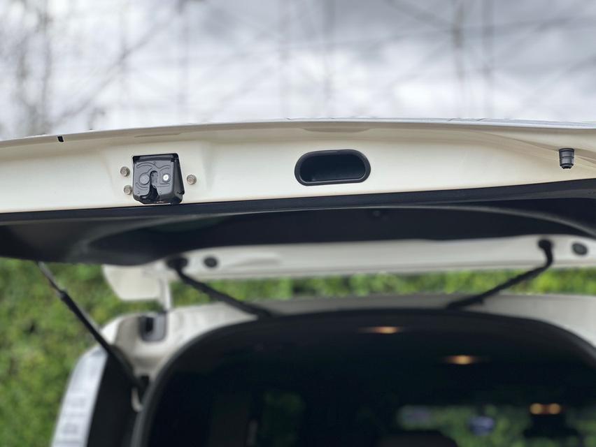 TOYOTA VOXY 2.0 ZS MPV  18