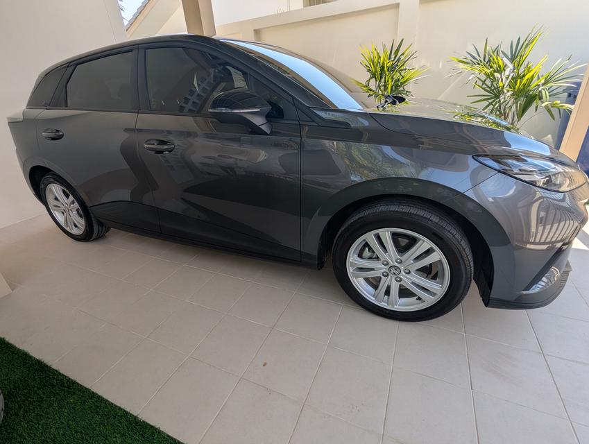 MG 4 electric, 10/2025, new price 709.000 baht, lifetime guarantee batterie, premium insurance 1/2 year, incl. new MG Wallbox, 9,5t km, best price TH รูปที่ 2