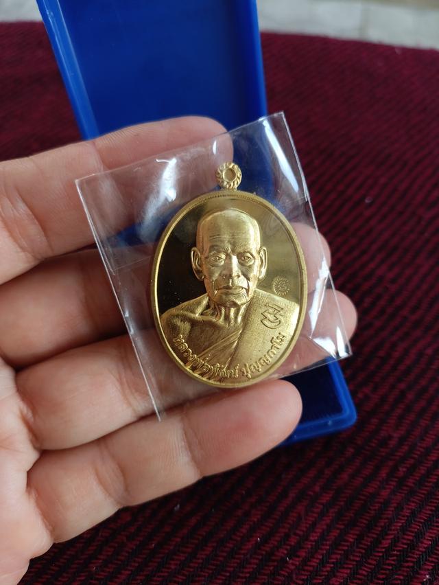 หลวงพ่อพัฒน์ วัดห้วยด้วน จ.นครสวรรค์ รุ่นซื้อที่ดินปี ๒๕๖๔ ตอกโค้ด เนื้อทองฝาบาตร