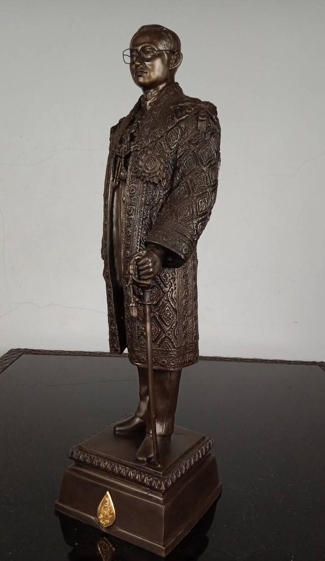 669.พระบรมรูปหล่อในหลวงรัชกาลที่ 9 พระบาทสมเด็จพระปรมินทรมหาภูมิพลอดุลยเดช (รมดำ) รูปที่ 8