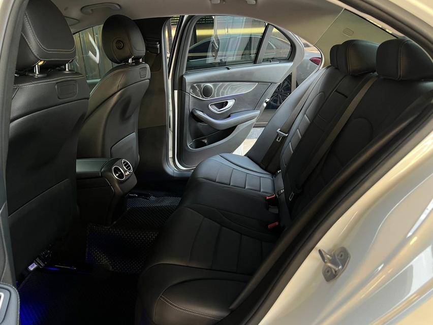 Mercedes-Benz C300 2.0e Avantgarde Sedan 11