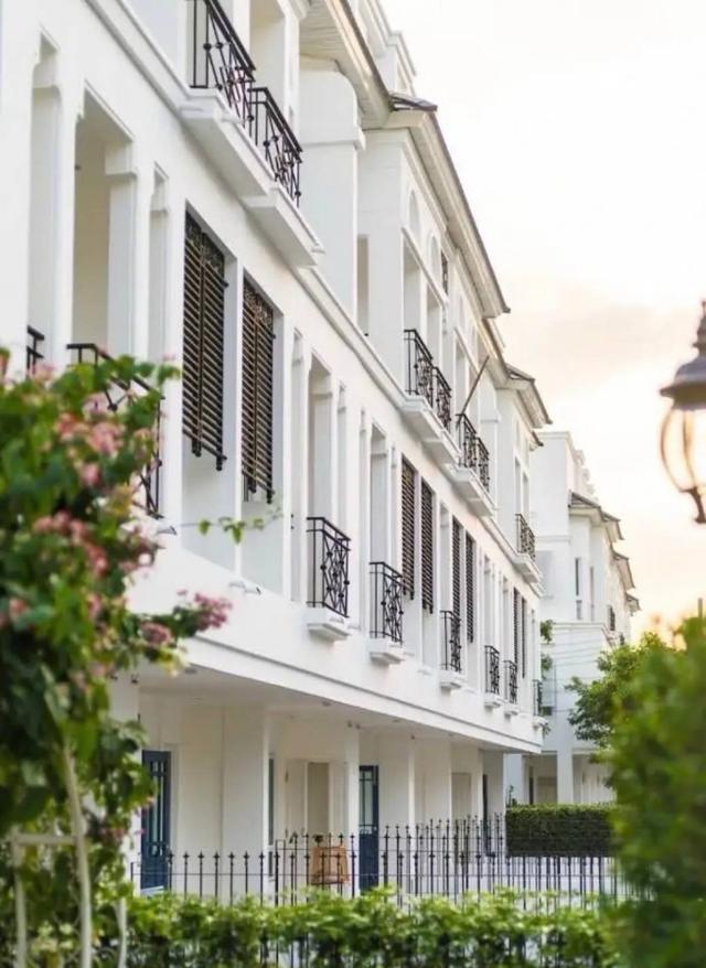 ให้เช่า ทาวน์โฮม หมู่บ้านลีออง​ สุขุมวิท​ 62 24.6 ตรว​ 201 ตรม 3 นอน​ 3​ น้ำ​ 3 ชั้น​ จอดรถได้ 2 คัน 2