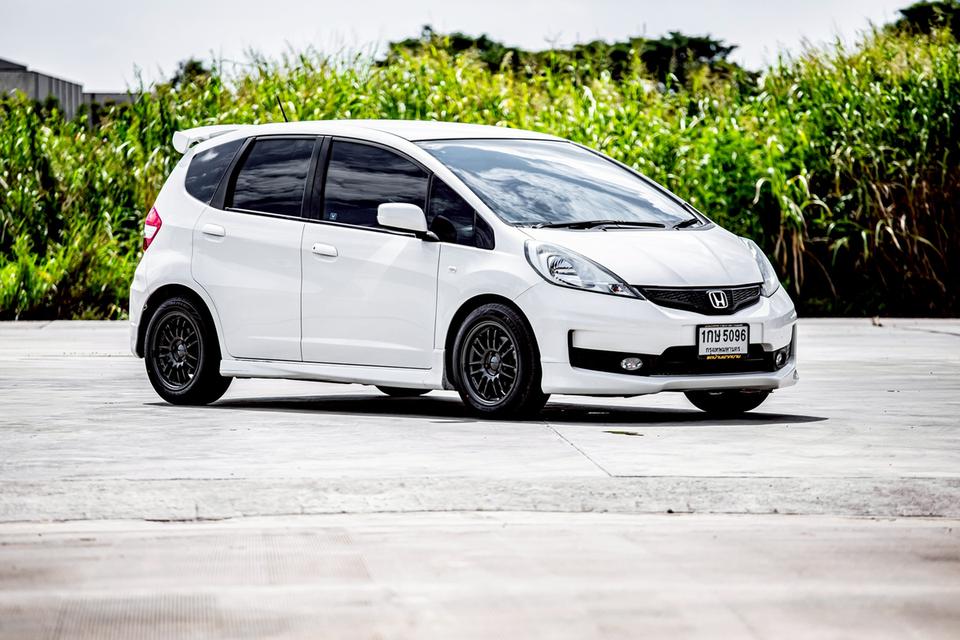 Honda Jazz 1.5 S ปี 2013 สีขาว มือเดียวป้ายแดง  4