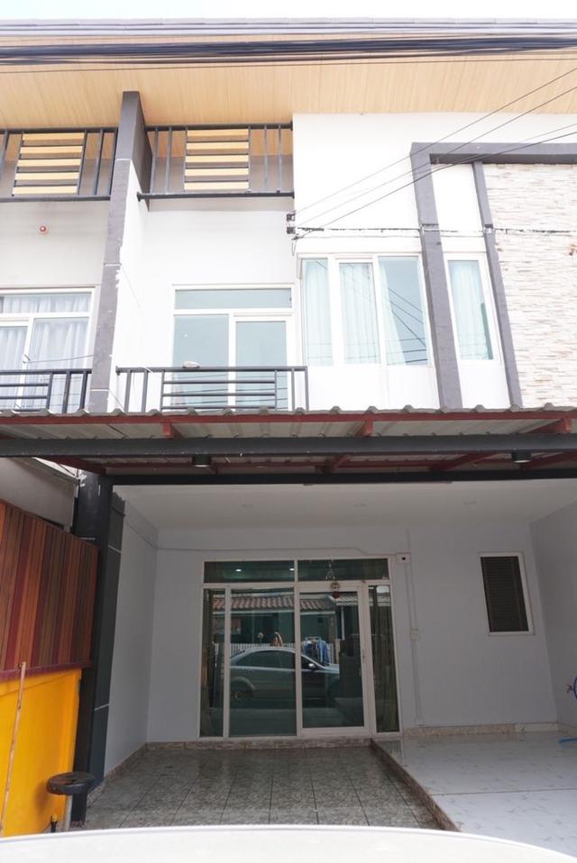 ให้เช่าถูกทาวน์เฮ้าส์ 2 ชั้น หมู่บ้าน กัสโต้ วิลเลจ รามคำแหง Gusto Village Ramkhamhaeng   ขนาด 20.7 ตรว. 4 นอน 3 น้ำ  บ้านเปล่า ใกล้ เดอะมอลล์บางกะปิ 1
