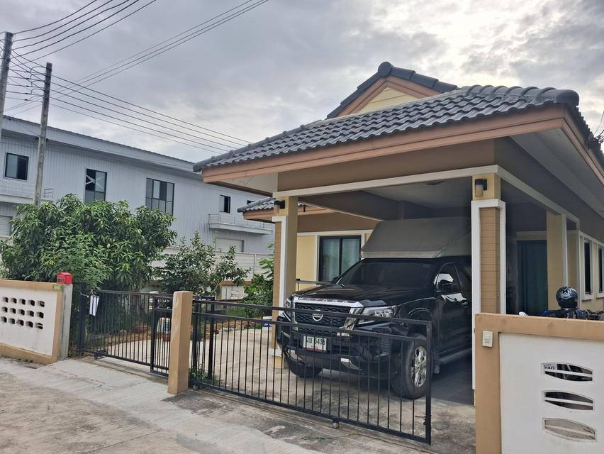 บ้านเดี่ยว 2 ห้องนอน 1 ห้องน้ำ 2 จอดรถ 1 ครัว  ต่อหลังบ้าน มีมะม่วงน้ำดอกไม้สีทอง 2 ต้น ลองกอง 1 ต้น 1